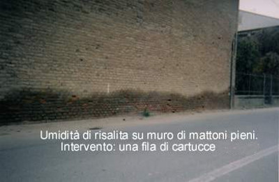 muro di mattoni pieni con umidità